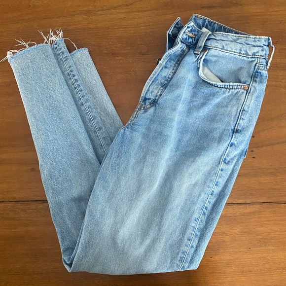 ♠️DIVIDED High Rise Distressed Light Wash Ankle Mom Jeans! Size: 4 - Picture 4 of 8